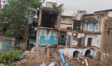 निर्माण कार्य के बेसमेंट में पानी भर जाने से हवेली का आधा हिस्सा गिरा