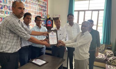 भारतीय सिविल सेवा में चयनित गणपत यादव एवं पंकज वर्मा का विनायक क्लासेज में शानदार स्वागत एवं अभिनंदन किया