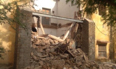 कलक्ट्रेट भवन के पिछले हिस्से में बना स्टोर रूम धराशाई