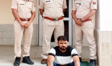 अपराधियों को सोषल मीडिया पर फाॅलो करने पर गिरफ्तार