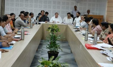 मानव स्वास्थ्य के साथ खिलवाड बर्दाश्त नहीं - मंत्री  - मिनी सचिवालय के सभागार में हुई समीक्षा बैठक 