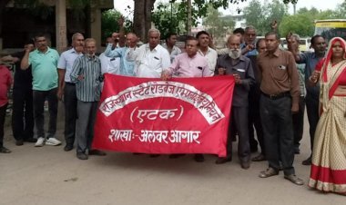 रोडवेज कर्मचारियों ने प्रदर्शन कर मुख्य प्रबंधक को सौंपा ज्ञापन