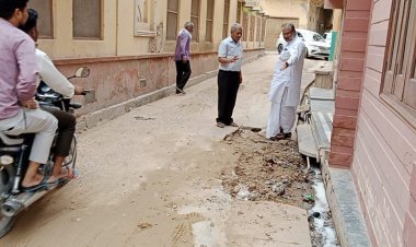 जिओ कम्पनी द्वारा मुख्य रास्ते पर खड्डे खोदकर डाली गई केबल के कारण बरसात से पड़े बडे बडे खड्डे,  मकानों की नींव में जा रहा है पानी