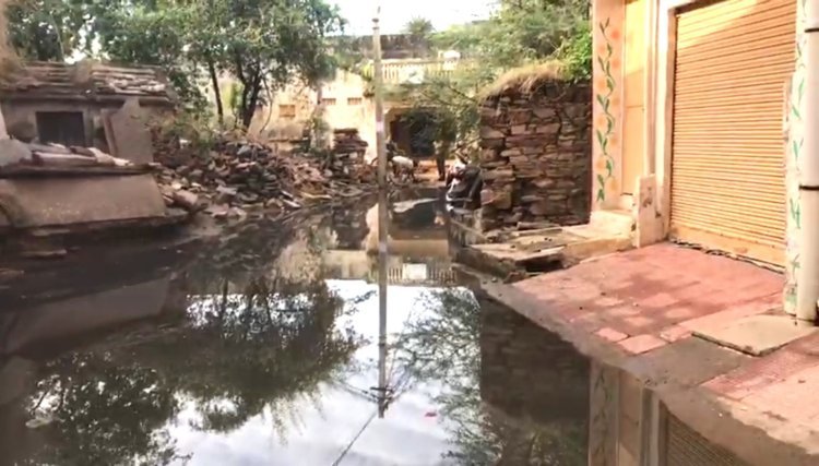 नालियां जाम होने से मोहल्लों में  बरसाती पानी का भराव,आमजन परेशान
