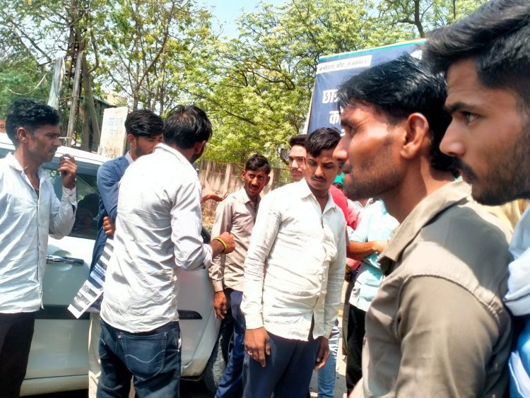 बाबेल चौक पर आमने सामने से टकराई 2 गाड़ियां, गनीमत रही कि नहीं हुआ कोई बड़ा हादसा, सूचना पर मौके पर पहुंची पुलिस