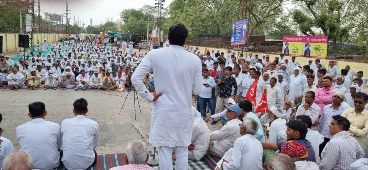 18 सूत्रीय मांगों को लेकर एसडीएम कार्यालय पर हजारों की संख्या में किसानों की महापंचायत
