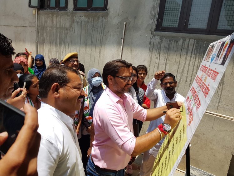 घर-घर कांग्रेस पोस्टर पर लोकेश शर्मा ने किए हस्ताक्षर