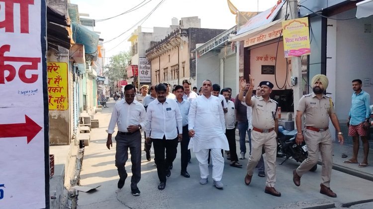 फतेहपुर. नगर सेठ की नगर भ्रमण यात्रा के लिए आयोजन समिति के सदस्यों विधायक , व पुलिस प्रशासन के तमाम अधिकारीयों ने नगर भ्रमण के रास्ते पर पैदल मार्च