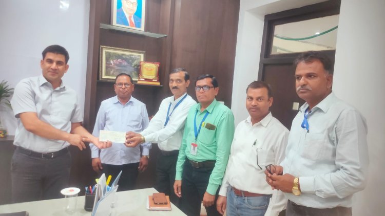 विद्यालय विकास के लिए 3,51000 रुपए राशि का चेक डीएम को सौंपा