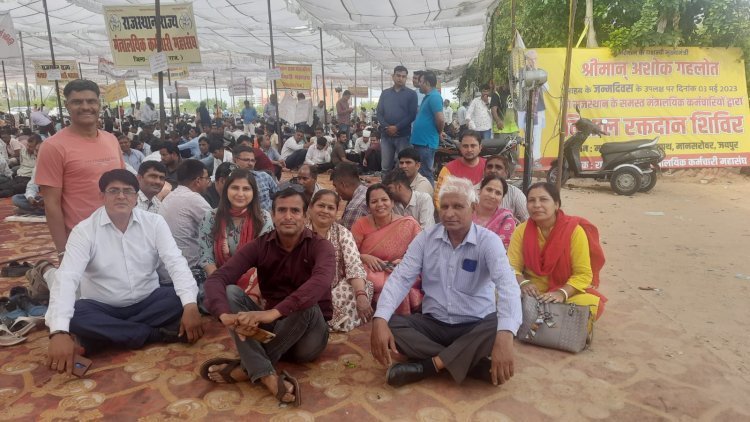 मंत्रालयिक कर्मचारियों ने महापड़ाव स्थल पर प्रार्थना सभा कर सरकार महापड़ाव आज उन्नीसवें दिन भी जारी। पंचायती राज ने जारी किया मंत्रालयिक कर्मचारियों के पदौन्नती का नोटिफिकेशन। का कराया मांगो पर ध्यान आकर्षण