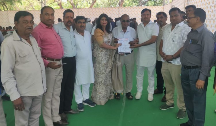 विभिन्न मांगों को लेकर कलाल महासभा के पदाधिकारियों ने मुख्यमंत्री को सौपा ज्ञापन