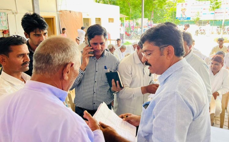 जनसुनवाई में मंत्री जूली ने कराया लोगों की समस्याओं का समाधान
