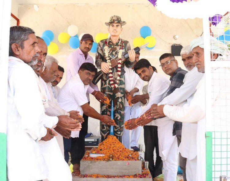 शहीद को श्रद्धांजलि अर्पित की 