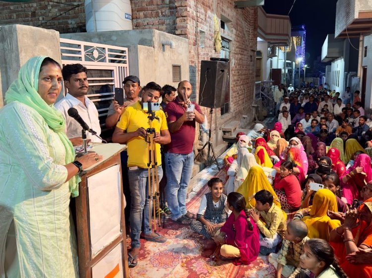 विधायक कृष्णा पुनिया को वार्ड 38 में कार्यकर्ताओं ने केलों से तौलकर स्वागत किया