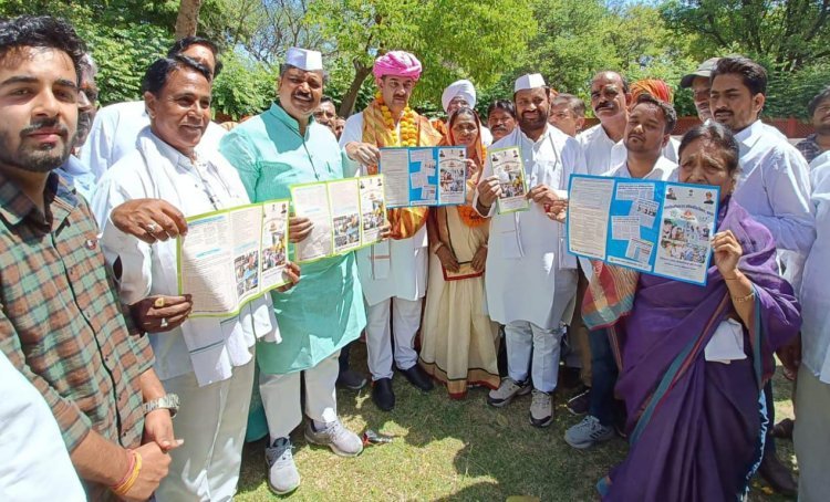 पूर्व केंद्रीय मंत्री सिंह व कैबिनेट मंत्री जूली ने किया योजनाओं के ब्रोशर का विमोचन