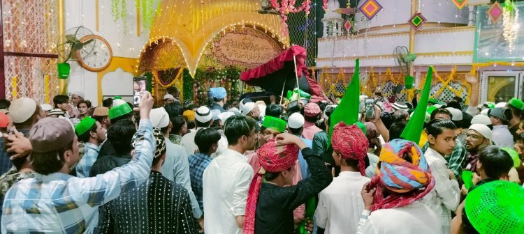 दरगाह उर्स:ख्वाजा हाजी मोहम्मद नजमुद्दीन की दरगाह से मुख्य चादर ; गाजे-बाजे के साथ निकला जुलूस मजार पर पेश हुई मुख्य चादर उर्स उर्स का समापन आज