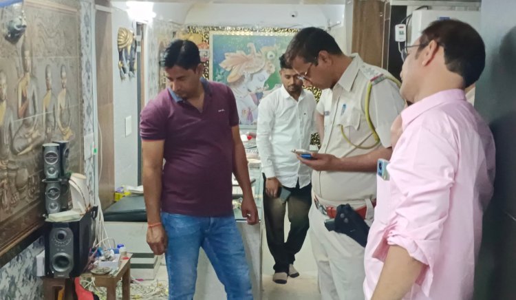 परिवार चंद कदमों की दूरी पर था, पीछे से हो गई चोरी