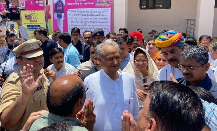 कांग्रेस पार्षदों ने मुख्यमंत्री गहलोत को सौंपा ज्ञापन, नगर परिषद सभापति गुर्जर को पद से हटाने की रखी मांग