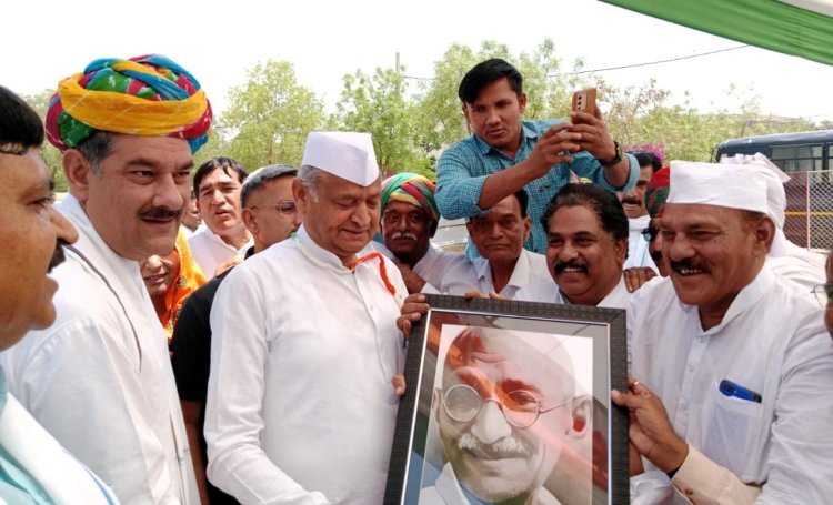 मुख्यमंत्री गहलोत का गांधी कार्यकर्ताओं ने किया स्वागत
