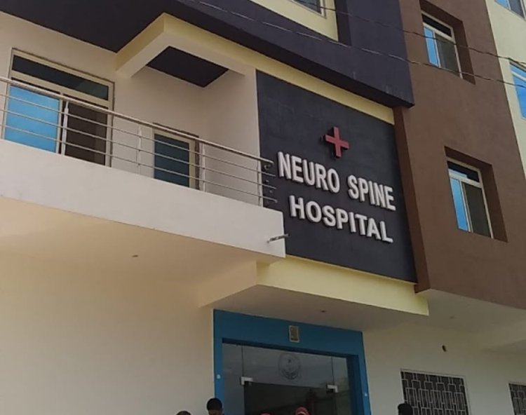 न्यूरो स्पाइन हॉस्पिटल के संचालक सीताराम रणवां द्वारा 15500 रुपए हङपने, ईलाज में लापरवाही बरतने एवं अभ्रद व्यवहार करने सबंध में कानूनी कार्यवाही के लिए कलेक्टर को दिया ज्ञापन