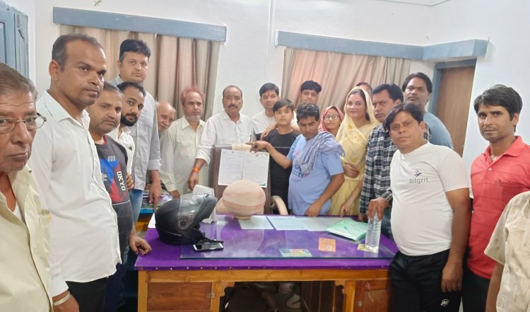 सहायक अभियंता कार्यालय पर किया मटका फोड़ प्रदर्शन