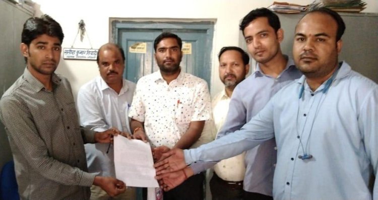 स्थानीय जिला अस्पताल के ठेका कर्मियों ने मुख्यमंत्री अशोक गहलोत के नाम एसडीएम कार्यालय में ज्ञापन दिया।