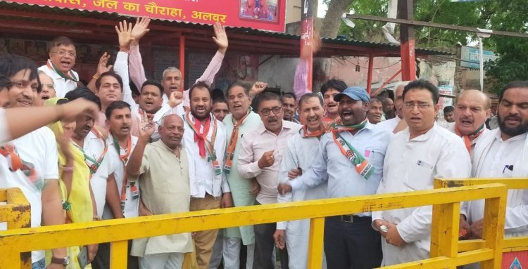 कर्नाटक चुनाव जीत पर कांग्रेस ने आतिशबाजी कर मनाई खुशी