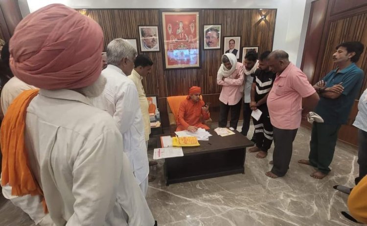 प्रतिभावान व असहाय विधार्थियों को स्कूली कीट भेंट किये।