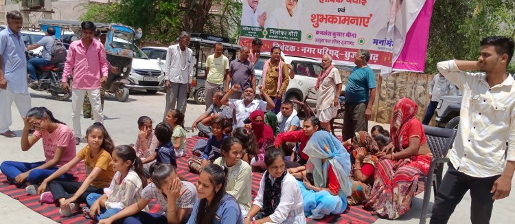 सड़क पर सांकेतिक धरना देकर सौंपा ज्ञापन