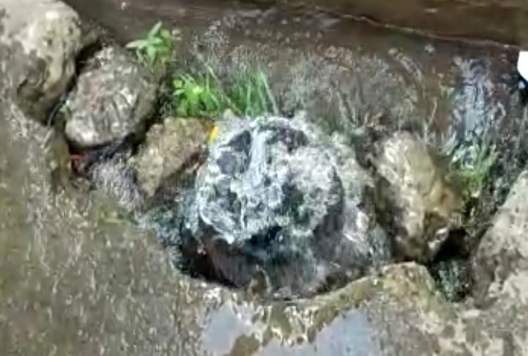 लापरवाही:कहीं व्यर्थ बह रहा पानी तो कहीं बून्द-बून्द को तरस रहे लोग