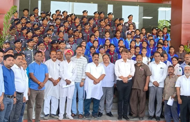 जिला कलक्टर ने दिलाई राष्ट्रीय आतंकवाद विरोधी दिवस के अवसर पर शपथ