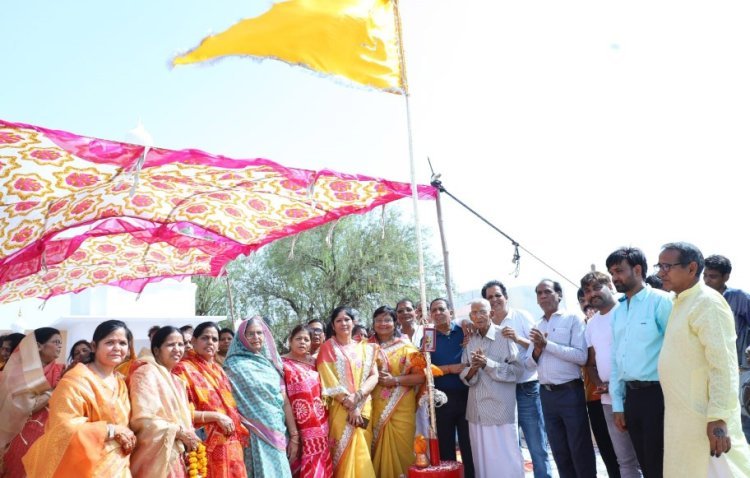 ध्वजारोहण के साथ शुरू हुआ चार दिवसीय वेदी प्रतिष्ठा महोत्सव
