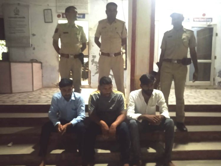 डीएसपी के नेतृत्व में कोतवाली पुलिस ने कैफे में मारा छापा तीन जनों को किया गिरफ्तार