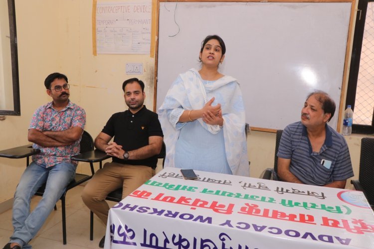 परोपकार में अपनी मेहनत की कमाई लगाना सराहनीय कार्य - सिहाग भामाशाह बाबूलाल दूधेड़िया दे रहे आशा सहयोगिनी को साड़ी, राजलदेसर में करवा रहे स्कूल का जीर्णोद्धार, जिला कलक्टर ने की सराहना