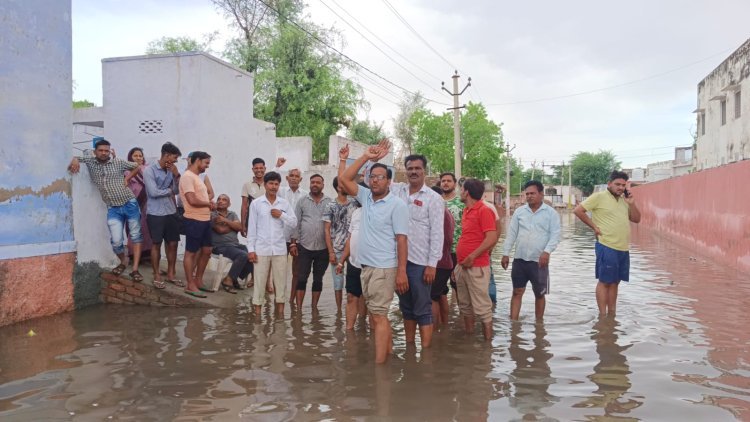 जल जमाव से आक्रोशित लोगों ने किया प्रदर्शन