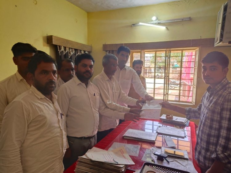 बिजली कटौती बंद करने की मांग को लेकर सहायक अभियंता को ज्ञापन दिया