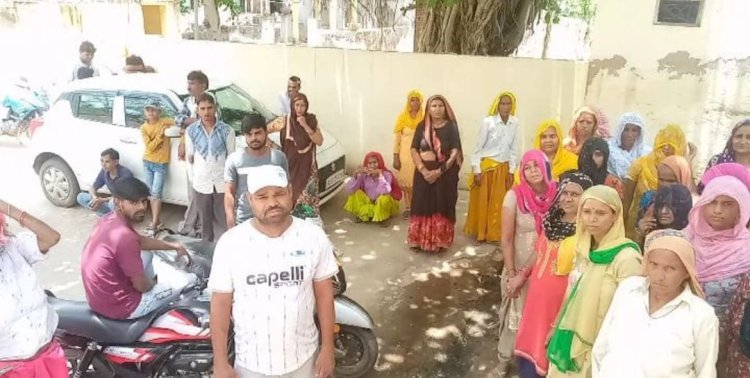 दोषियों को गिरफ्तार करने की मांग पर अड़े मृतका के परिजन, कई लोग पहुंचे थाने