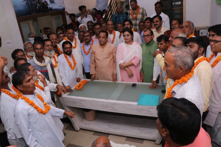 सेवक बनकर जनसेवा के माध्यम से पार्टी को मजबूत करें पदाधिकारी