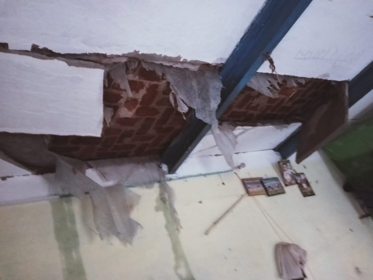तेज तूफान व बारिश से टूटा किसान का आशियाना, ग्रामीणों ने की मुआवजे की मांग