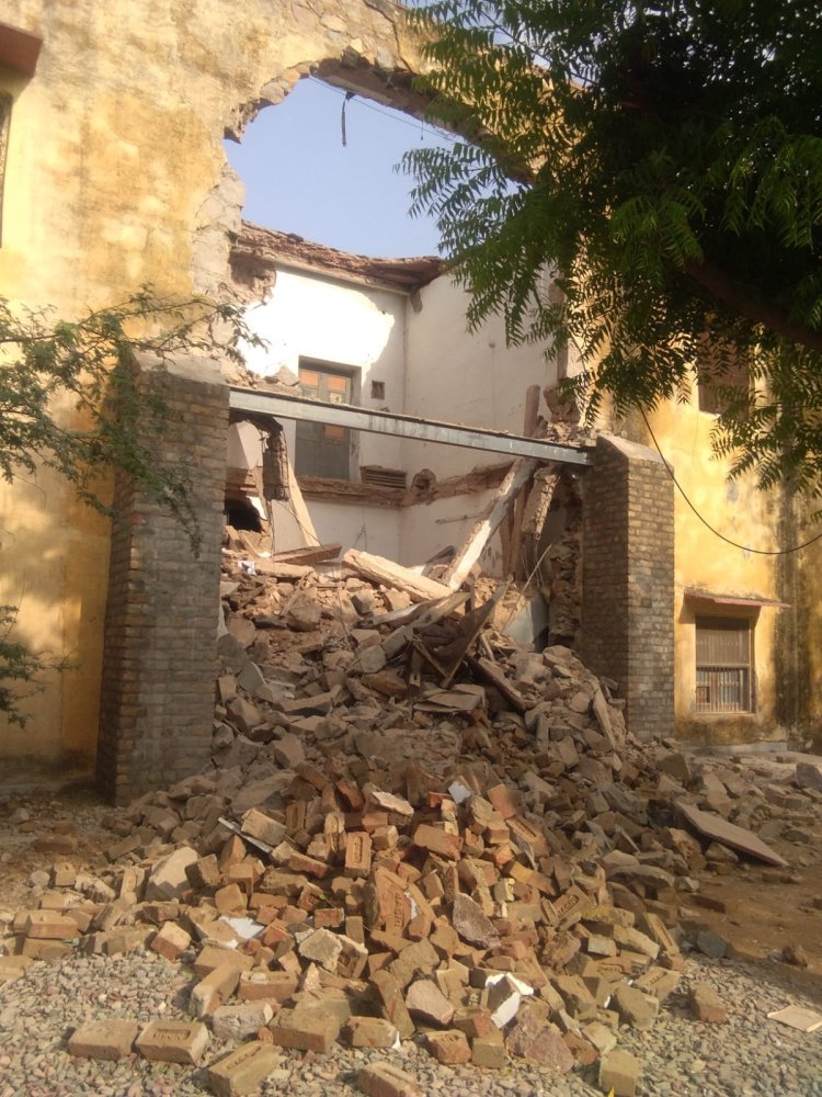 कलक्ट्रेट भवन के पिछले हिस्से में बना स्टोर रूम धराशाई