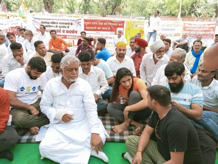 कांग्रेस नेता रियाजत खान पहलवानों के धरने को दिया समर्थन