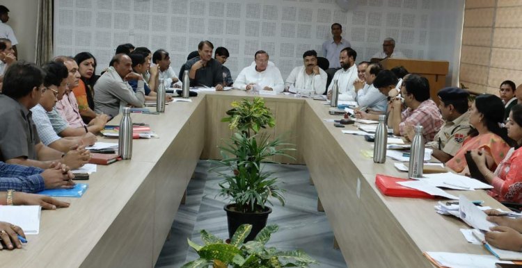 मानव स्वास्थ्य के साथ खिलवाड बर्दाश्त नहीं - मंत्री - मिनी सचिवालय के सभागार में हुई समीक्षा बैठक