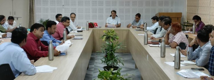 सीएसआर मद से शिक्षा, चिकित्सा, जल संरक्षण एवं सामुदायिक विकास कार्य कराने हेतु प्रस्ताव तैयार करें - जिला कलक्टर