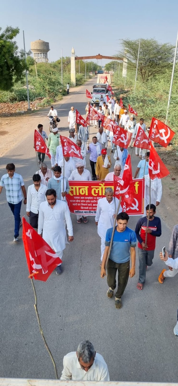 सादुलपुर राजगढ से किसान सभा और नौजवान सभा चूरू कलेक्ट्रेट घेराव को लेकर पैदल कूंच कर हुए रवाना 02 जून को चूरू जिला कलेक्ट्रेट का करेंगे घेराव 