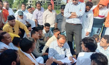 पेयजल समस्या से शहर विधायक हुए नाराज, मिनी सचिवालय में बैठे धरने पर