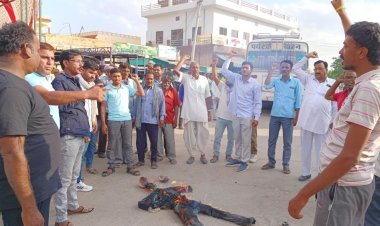 बृज भूषण शरणसिंह का पुतला फूंककर किया प्रदर्शन