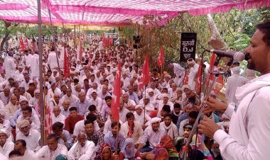 पद यात्रा करते हुए किसान पहुंचे चूरू, कलक्ट्रेट का घेराव कर किया विरोध प्रदर्शन कलक्ट्रेट के समक्ष की सभा, 