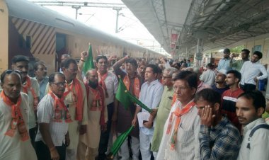 सांसद राहुल कस्वां ने हरी झंडी दिखाकर ट्रेन को किया रवाना