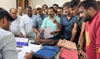 तिरंगा लाइटो की ख़रीद में हुए भ्रष्टाचार को लेकर भाजपा कार्यकर्ताओं ने सौंपा एसडीएम को ज्ञापन