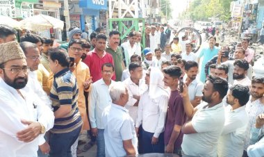 गंदा पानी निकासी न होने पर व्यापारियों का फूटा गुस्सा